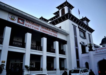 निर्वाचन सामग्रीसहित कर्मचारी मतदानस्थलमा