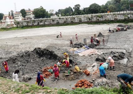 यसरी बन्दैछ रानीपोखरी, कामदारले हातैले बनाउँछन् माटोको सतह