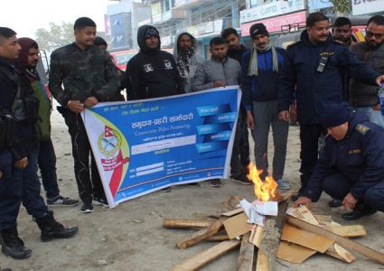 इटहरीमा शितलहर बढेसँगै प्रहरीले मिलायो चोकचोकमा आगो ताप्ने ब्यबस्था