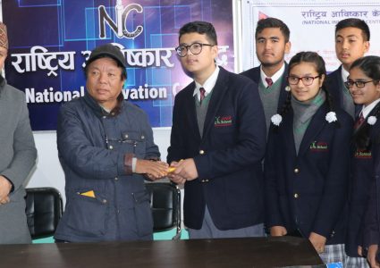 खाजाको पैसा बचाएर एपेक्स स्कुलका विद्यार्थीद्वारा आविष्कार केन्द्रलाई सहयोग