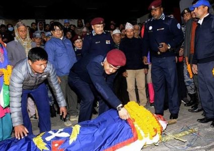 बम विष्फोटमा ज्यान गुमाएका प्रहरी निरीक्षक दाहालको पशुपति आर्यघाटमा अन्त्यष्टी