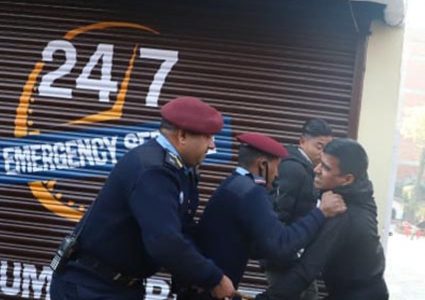 रङ्गशाला छिर्नेलाई प्रहरीले कुटे, भिडियो खिचेको भन्दै पत्रकारमाथि हातपात