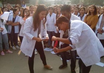 चिकित्शा शिक्षाका विद्यार्थीले जलाए आफ्नै प्रवेश पत्र