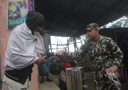 जाडोमा न्यानो बाँड्दै नेपाली सेना