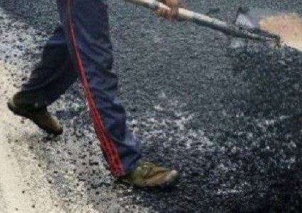 काठमाडौंका मुख्य सडकमा खाल्डाखुल्डी पुर्ने काम तीव्र