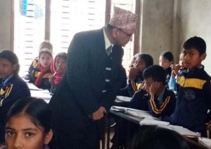 कक्षाकोठामा शिक्षा सचिव : ‘गाउँपालिकाका अध्यक्षको नाम के हो ?’