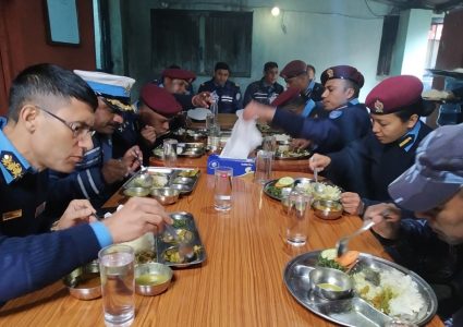 डीआईजी पोखरेलले जवान र हवल्दारसँगै मेसमा खाना खाएपछी…