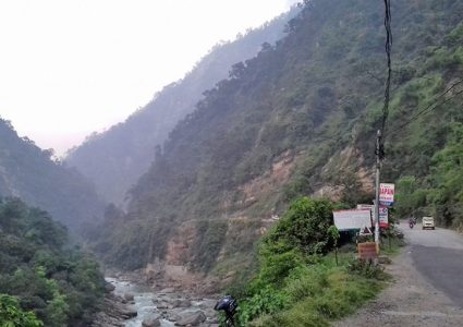 सिद्धार्थ राजमार्ग अवरुद्ध हुँदा यात्रु अलपत्र