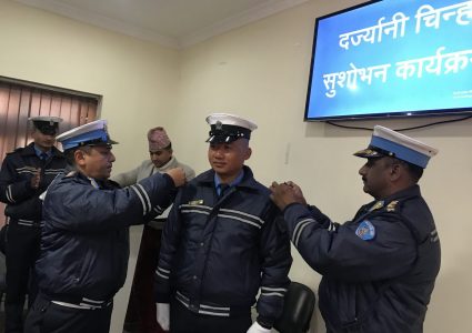 २७ जना जवान हवल्दारमा बढुवा, एसएसपी ढकालद्वारा दर्ज्यानी चिन्ह प्रदान