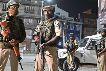 जम्मु-कश्मिरमा हतियारधारी र सुरक्षाकर्मीबीच मुठभेड, तीन जना मारिए