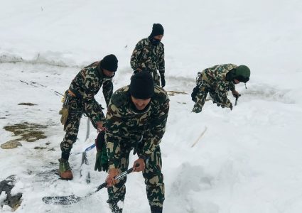 हिउँपहिरोमा बेपत्ता कोरियन र नेपाली खोज्न नेपाली सेनाकाे टाेली परिचालन