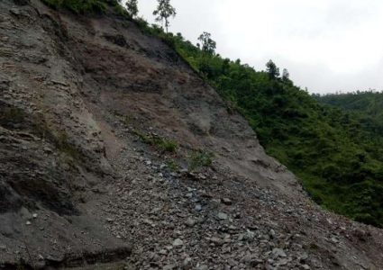 सुख्खा पहिरोले मालढुंगा-टाकुरी सडकखण्ड अवरुद्ध