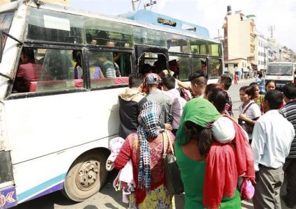 सार्वजनिक यातायातका चालक सहचालकको व्यवहारका कारण यात्रु हैरान