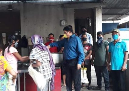 भारतको पुनामा अलपत्र नेपालीलाई खानबस्नकाे व्यवस्था गरियाे