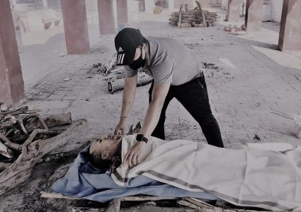 लकडाउनमा मृत्यु भएका एक बेबारिसे नेपालीको देहरादुनमा दाहसंस्कार