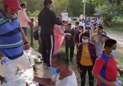 माननीय देबकी मल्लद्धारा बझाङका विद्यार्थीलाई गोदावरीमा खाजासहित पानी वितरण