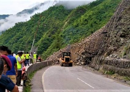 चारकिलोमा पहिरो- नारायणगढ मुग्लीङ सडकखण्ड दुईतर्फी अवरुद्ध