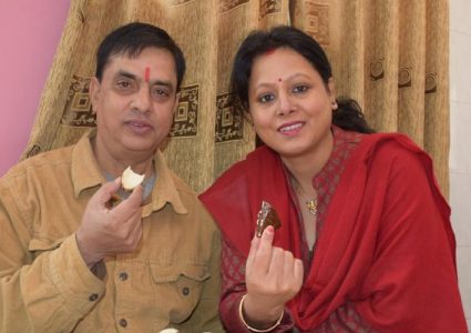 चर्चित हाँस्य कलाकार हरिवंश आचार्य र उनकी श्रीमती रमिलामा कोरोना संक्रमण