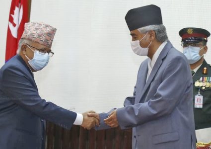 प्रधानमन्त्रीमा शपथ लिएपछि देउवालाई बधाई दिने पहिलो व्यक्ति माधव नेपाल