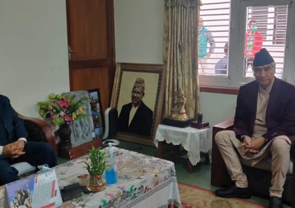 माधव नेपाललाई भेट्न पुग्नु भएका प्रधानमन्त्री देउवा र नेपाल बीच एक घण्टा छलफल