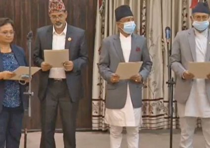 प्रधानमन्त्री देउवासँगै ४ मन्त्रीले लिए पद तथा गोपनियताको सपथ